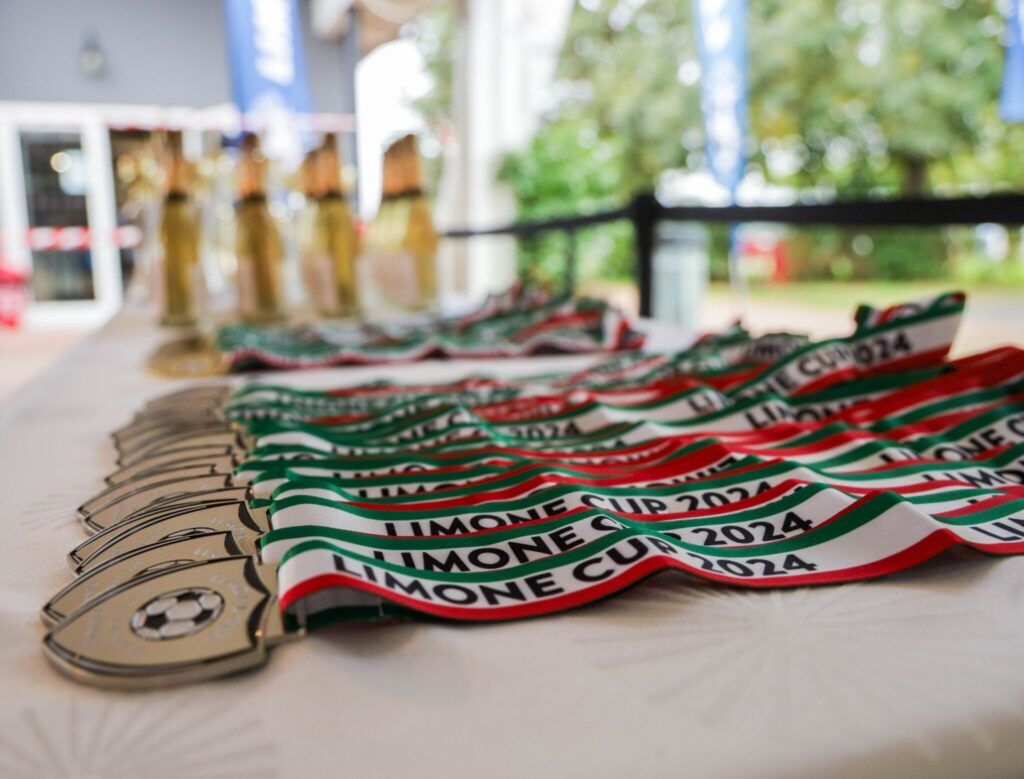 Pokaler og medaljer ved fodboldstævne i udlandet