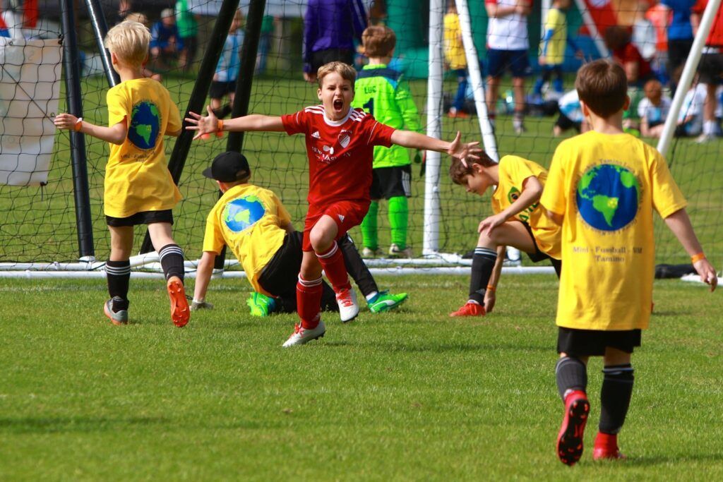 Jubel efter mål ved fodboldstævne i udlandet